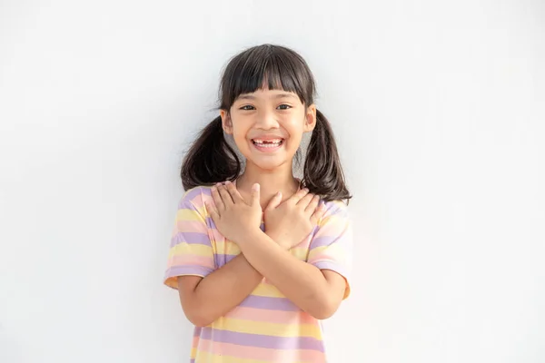 Close Bonito Feliz Menina Pequena Isolado Fundo Branco Segurar Mãos — Fotografia de Stock