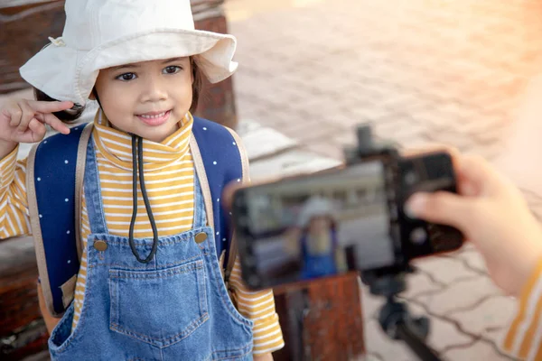 Madre Tomando Fotos Los Niños —  Fotos de Stock