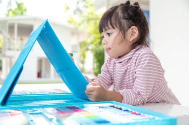 Asyalı çocuklar sınıfta resim yapmayı öğrenirler..