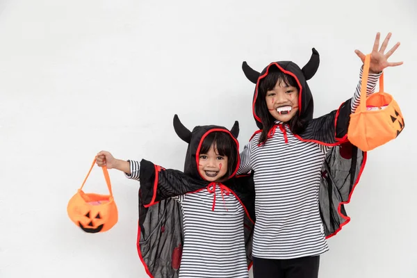 Šťastný Halloween Dvě Děti Kostýmech Halloween Dýněmi Bílém Pozadí — Stock fotografie