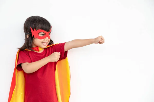 Kinderkonzept Lächelndes Mädchen Das Superheldin Auf Weißem Hintergrund Spielt — Stockfoto