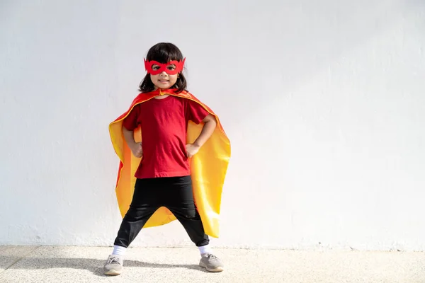 Concepto Los Niños Chica Sonriente Jugando Super Héroe Sobre Fondo — Foto de Stock