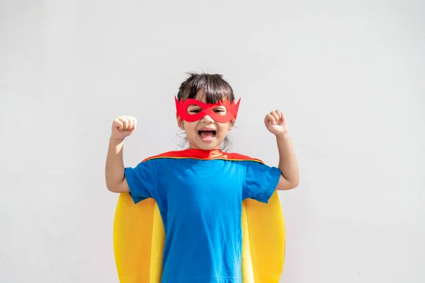 Concepto Los Niños Chica Sonriente Jugando Super Héroe Sobre Fondo — Foto de Stock