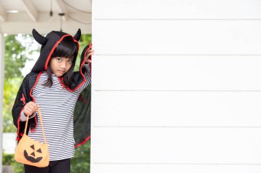 Cadılar Bayramı kostümü giymiş komik çocuk. Cadılar Bayramı konsepti