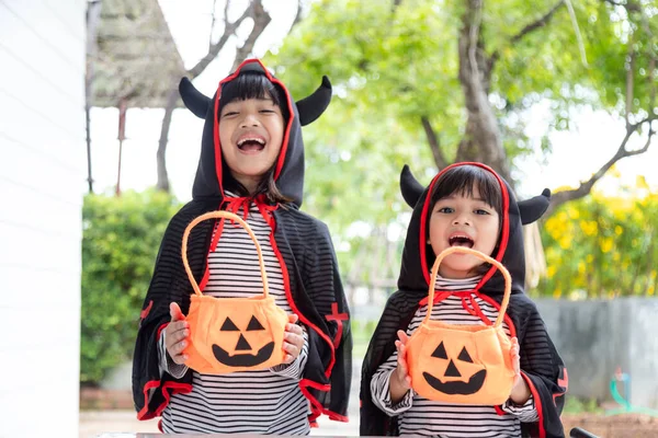 Šťastný Halloween Sourozenecká Dívka Oblecích Dýněmi Domácnosti — Stock fotografie