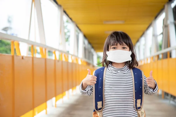 Criança Idade Escolar Usando Máscara Facial Durante Surto Coronavírus Gripe — Fotografia de Stock