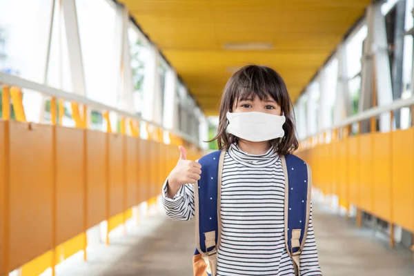 Criança Idade Escolar Usando Máscara Facial Durante Surto Coronavírus Gripe — Fotografia de Stock