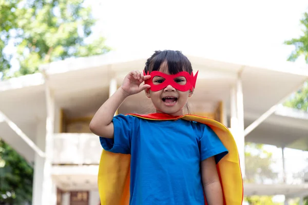 Niña Jugando Superhéroe Niño Fondo Blanco Concepto Poder Chica — Foto de Stock