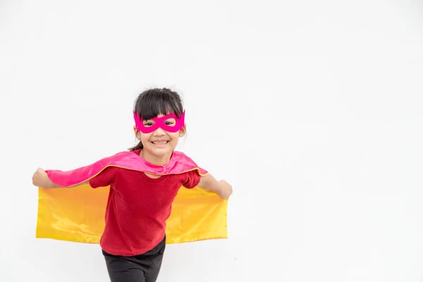 Chica Divertida Jugando Superhéroe Poder Sobre Fondo Blanco Concepto Superhéroe — Foto de Stock