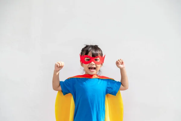 Kleines Mädchen Spielt Superheldin Kind Auf Weißem Hintergrund Girl Power — Stockfoto