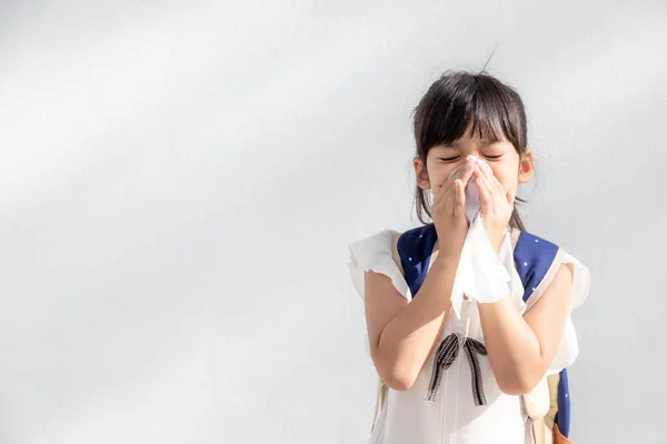 亚洲女童因鼻子打喷嚏和纸巾咳嗽而生病 原因是沙尘天气导致的病毒性和细菌 — 图库照片