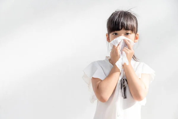 Burnuna Hapşıran Asyalı Çocuk Hasta Kağıt Mendil Üzerine Soğuk Öksürük — Stok fotoğraf