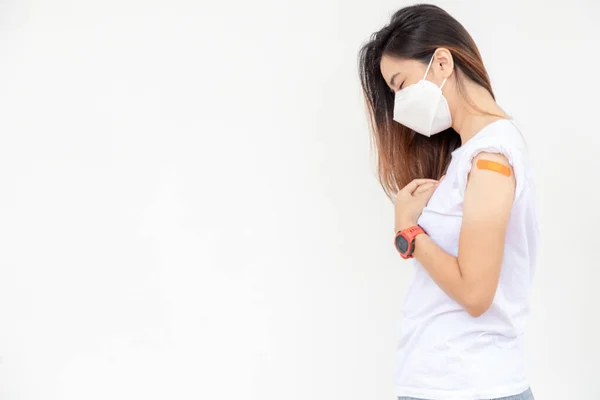ワクチンを受けた後の効果を恐れて医療マスクを持つストレスアジアの女性 — ストック写真