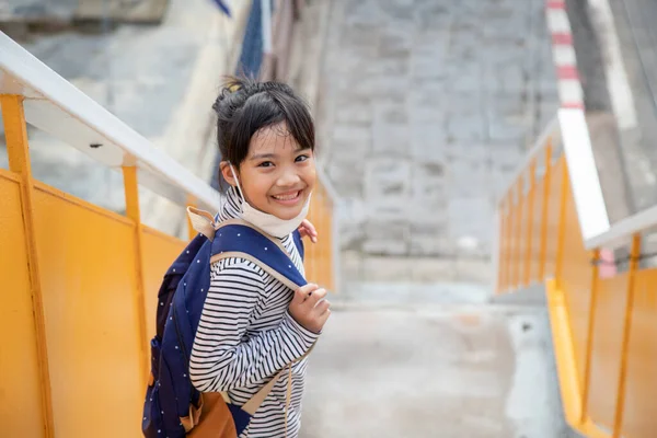 Πίσω Στο Σχολείο Χαριτωμένο Κορίτσι Ασιατικό Παιδί Σακίδιο Και Πηγαίνει — Φωτογραφία Αρχείου