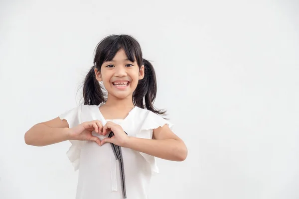 Mała Dziewczynka Ręce Tworząc Kształt Serca Białym Tle — Zdjęcie stockowe