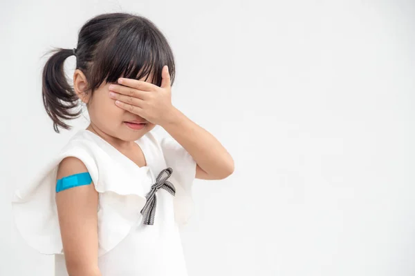 Ασιατικό Κοριτσάκι Που Δείχνει Χέρι Του Μετά Από Εμβολιασμό Εμβολιασμό — Φωτογραφία Αρχείου