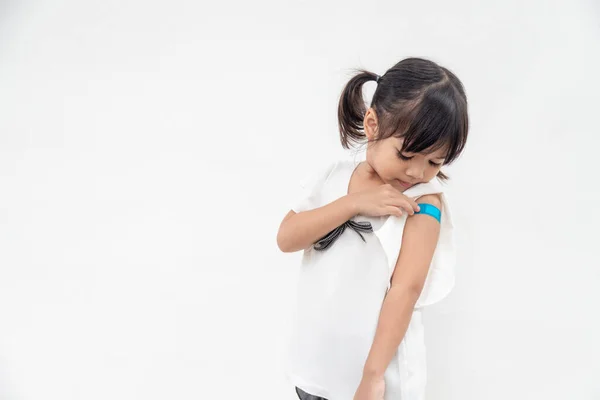 Azjatycka Dziewczynka Pokazująca Jego Ramię Szczepieniu Lub Szczepieniu Szczepieniu Dzieci — Zdjęcie stockowe