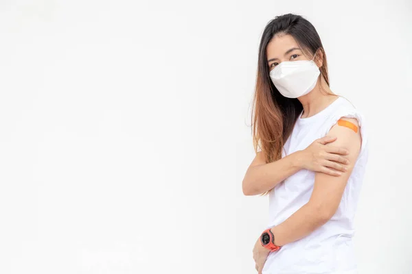Tıbbi Maskeli Stresli Asyalı Kadın Aşıdan Sonra Etki Etkisinden Korkuyor — Stok fotoğraf