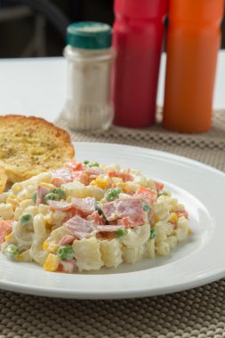 makarna salatası sebze ve mayonez ile.