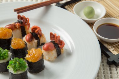 Japon lezzetli suşi seti.