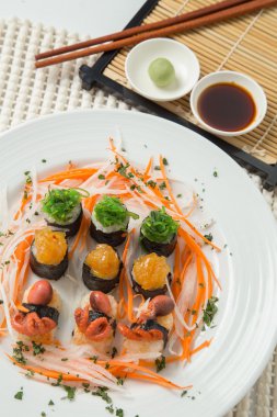 Japon lezzetli suşi seti.