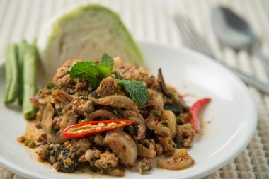 Sıcak ve baharatlı kızarmış domuz eti ile çok ünlü fesleğen yaprağı ile karışık 