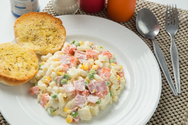 Macaroni salad with mayonnaise and vegetables. — Stock Photo, Image