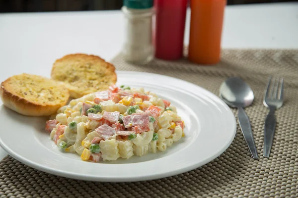 Macaroni salad with mayonnaise and vegetables. — Stock Photo, Image