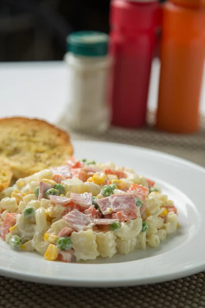 Macaroni salad with mayonnaise and vegetables. — Stock Photo, Image