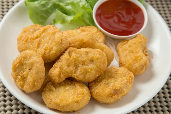 Kupie nuggets z kurczaka na białe płytki z sosem — Zdjęcie stockowe