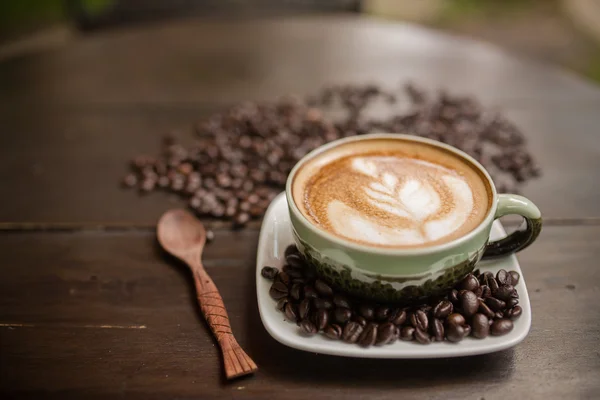 Latte Art café avec grains de café — Photo