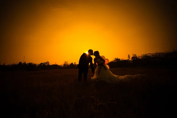 Paar küsst sich bei Sonnenuntergang — Stockfoto