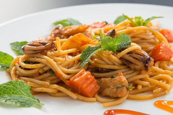 Spaghetti con calamari — Foto Stock