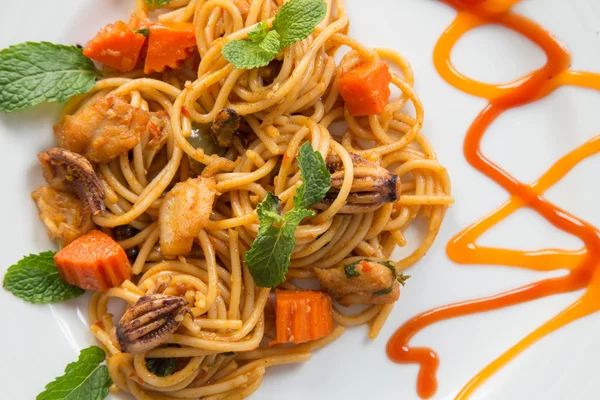 Spaghetti with squid — Stock Photo, Image