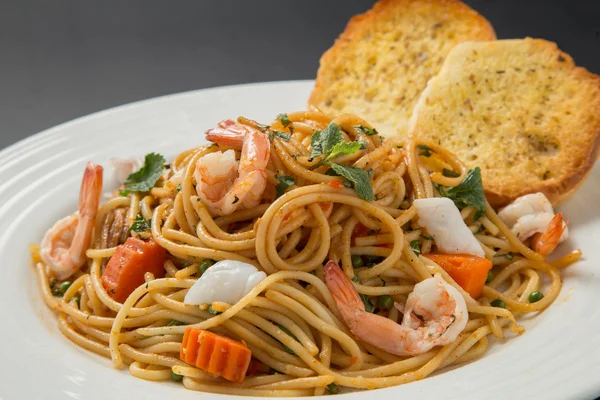 Spaghetti with shrimp — Stock Photo, Image