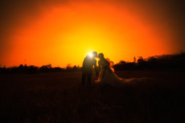 Günbatımı ile öpüşme Çift