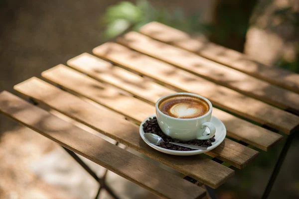 Café Latte Art con grano de café — Foto de Stock
