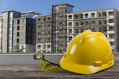 Tablo planı şantiye binasında çalışan mühendis