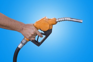 Bir yakıt meme mavi arka planı holding