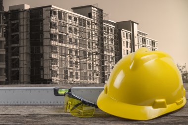Tablo planı şantiye binasında çalışan mühendis