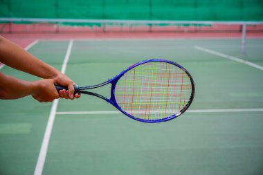 Tenis raketi ve toplar tenis kortunda