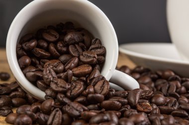 Kahve çekirdeği grunge ahşap arka plan üzerinde