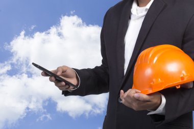 gökyüzü arka plan telefonda e-postaları kontrol mühendisi