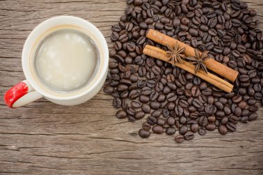 kahve ve kahve çekirdeği bir ahşap tablo