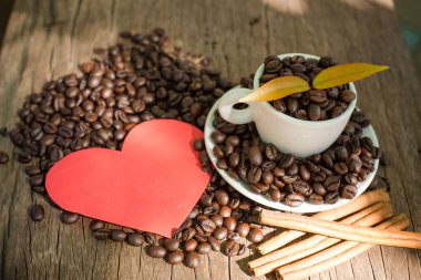 Kahve ve kahve çekirdeği bir ahşap masa ve kahve bitki