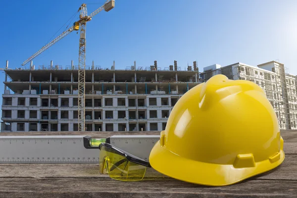 Plano de mesa de trabalho engenheiro no canteiro de obras — Fotografia de Stock