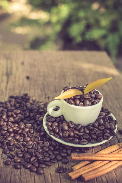 コーヒー カップと木製のテーブルでコーヒー plant.vi コーヒー豆 — ストック写真