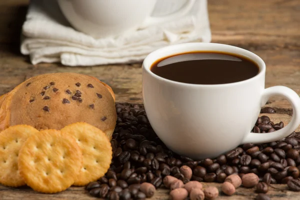 Tasse Kaffee auf einem Holzbrett und Kekse — Stockfoto