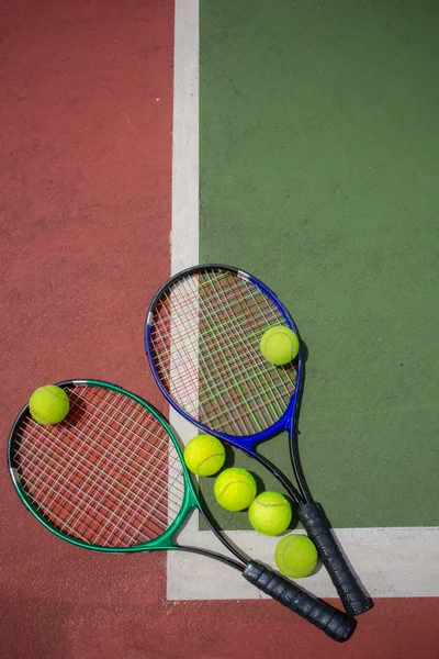 Tenis raketi ve toplar tenis kortunda — Stok fotoğraf