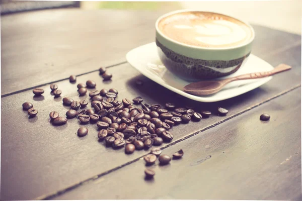 Latte Art coffee with coffee bean vintage color — Stock Photo, Image